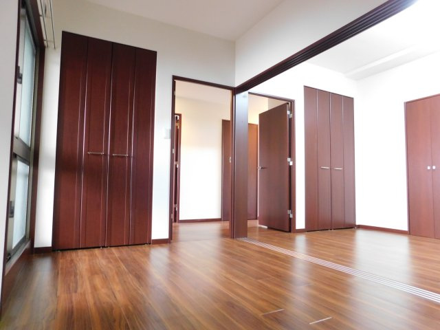 あま市中萱津五反田の中古マンションの洋室|◇洋室◇　　明るい洋室約５．５帖　全居室収納完備！　引き戸を開けると約１１.０帖の洋室として利用できます♪