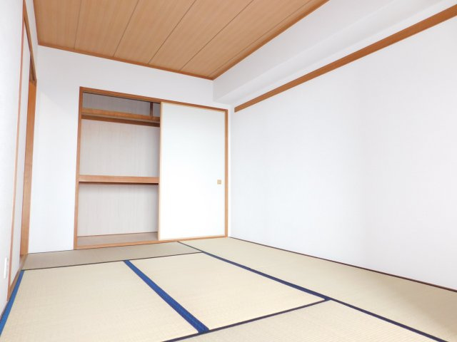 あま市中萱津五反田の中古マンションの和室|◇和室◇　　明るい和室約６．０帖　収納完備の落ち着いた空間♪　