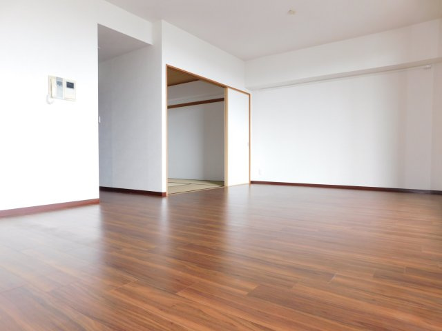 あま市中萱津五反田の中古マンションの居間・リビング|◇リビング◇　　南面で明るいリビング約２２．８帖　隣の和室と続き間で約２８．８帖の広々空間になります♪　（新規リフォーム済）　