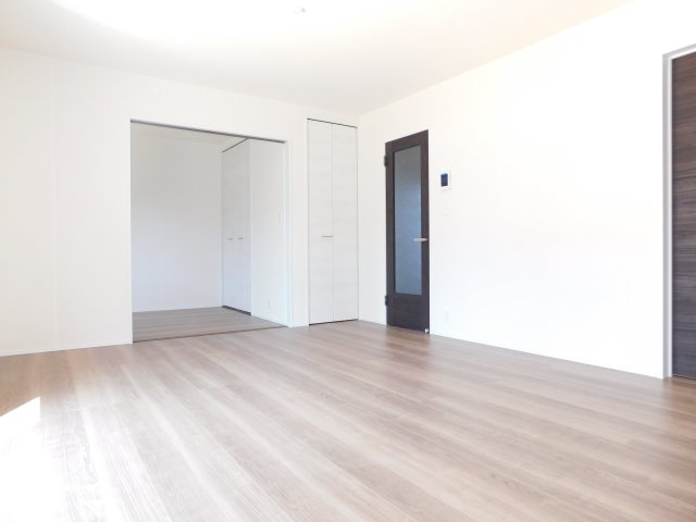 海部郡蟹江町大字須成字川西上の新築一戸建の居間・リビング|◇リビング◇　　南面で明るいリビング１６．０帖　心地の良い開放感のあるリビング♪
