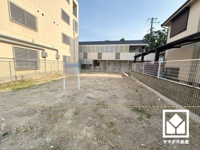 西宮市上甲子園４丁目の外観|長い滑り台とジャングルジムが一体になった大きな複合遊具や、広大なグラウンドが揃う「瓦林公園」まで徒歩5分。お子様が全身を使ってアクティブに遊べる環境で、子育て世帯の方にもお勧めです。
