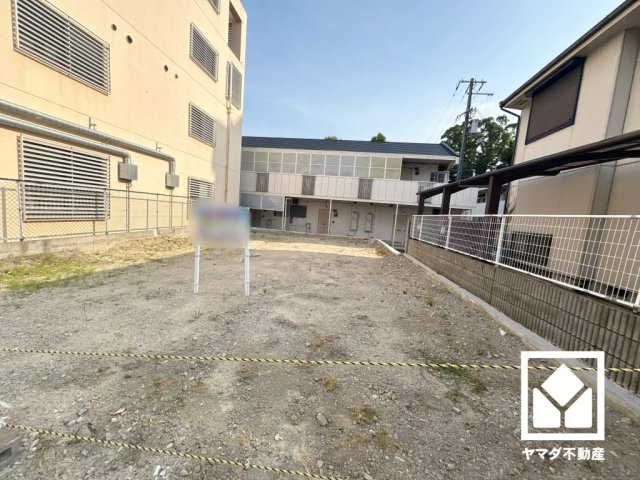 西宮市上甲子園４丁目の外観|「瓦林公園」にはバラ園も整備されており、春・初夏・秋にはバラが見頃を迎えます。6月の二番花の時期のアガパンサスの青との競演も見事で、お散歩がてら気軽に立ち寄れる、四季を通じて楽しめる公園です。