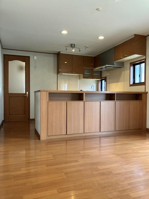前貝塚町戸建の居間・リビング
