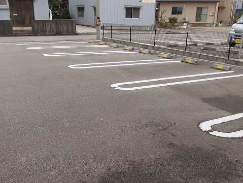クオーレの駐車場|駐車場があるので、車を買う予定の方も安心です