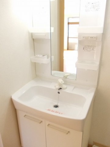 メゾンクレストの洗面所|脱衣スペースもあります