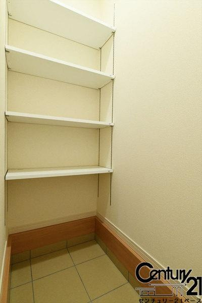 リーブルガーデン小泉町 １号棟 ／新築一戸建の内観：施工例|■玄関には可動棚付き収納スペースを完備！■