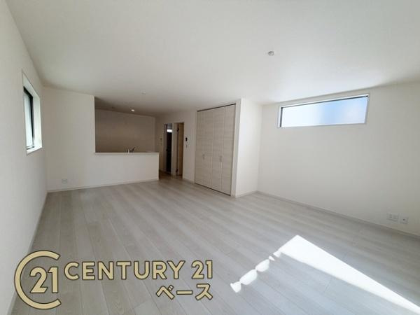 リーブルガーデン小泉町 １号棟 ／新築一戸建の居間・リビング|■窓が多く明るい光が射し込みます！