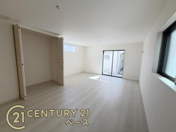 リーブルガーデン小泉町 １号棟 ／新築一戸建の居間・リビング|■ご家族でくつろいでいただける広々したリビングです！全窓ペアガラス標準装備！