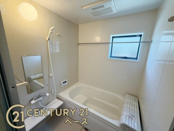 リーブルガーデン小泉町 １号棟 ／新築一戸建の浴室|■１坪タイプのユニットバス！足をのばしてお湯につかっていただける広いバスタブです！
