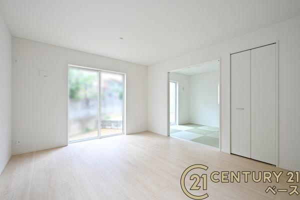 クレイドルガーデン箕山町 １号棟 ／新築一戸建の居間・リビング|■現地撮影写真■大きな窓から柔らかい光が射し込みます！