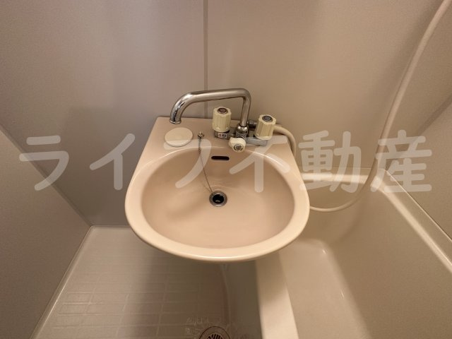 ランドハウスの洗面所|明るい洗面所です
