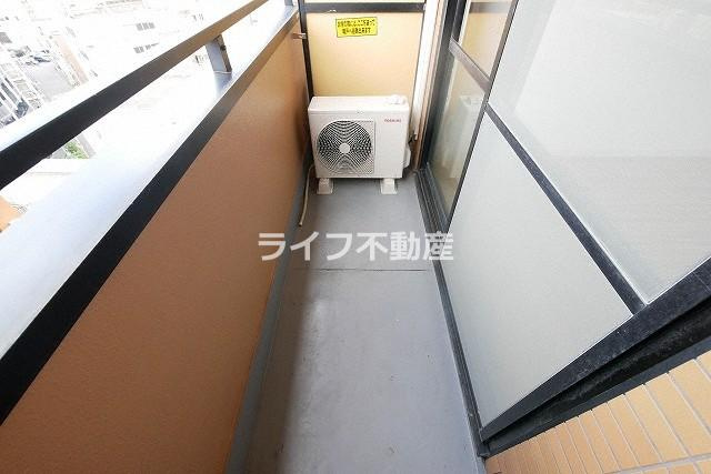 インターナショナル玉造のバルコニー|外からの目が気にならないバルコニーで洗濯物が干せます