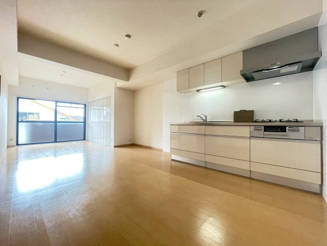 高槻市西真上１丁目の賃貸マンションの居間・リビング