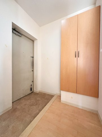 ジュネスト１番館の玄関
