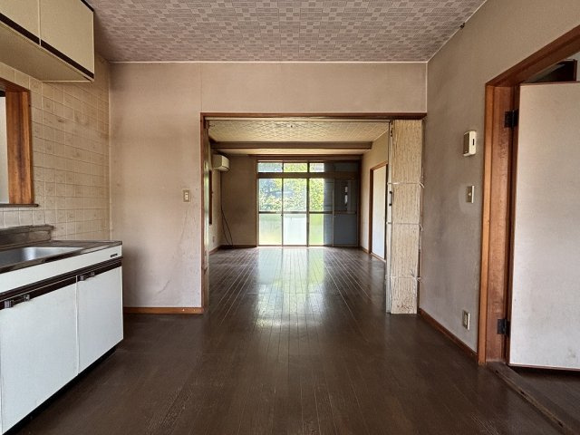 小牧市東２丁目　中古戸建の居間・リビング|明るい陽射しが入るLDKです。