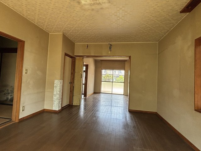 小牧市東２丁目　中古戸建の居間・リビング|開放的なLDK！