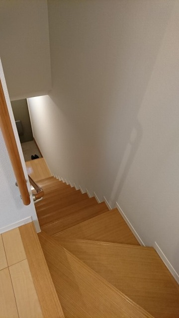 エム　フローラの内装|中階段を上ってお部屋に入ります