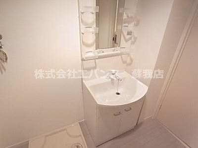 【独立洗面台】 | エヴァンコートⅣ | 独立洗面台、小物を置くことができて便利です