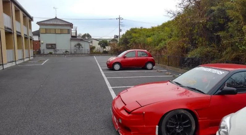 レオパレスリヴェールワンの駐車場