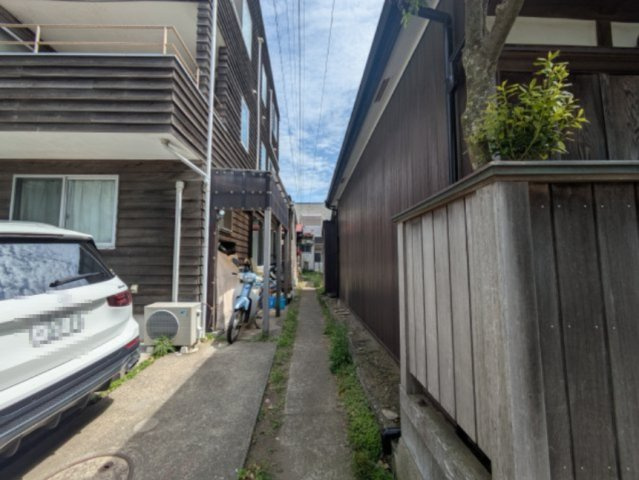 海まで徒歩3分！ 海岸近くの古民家の前面道路含む現地写真|前面道路