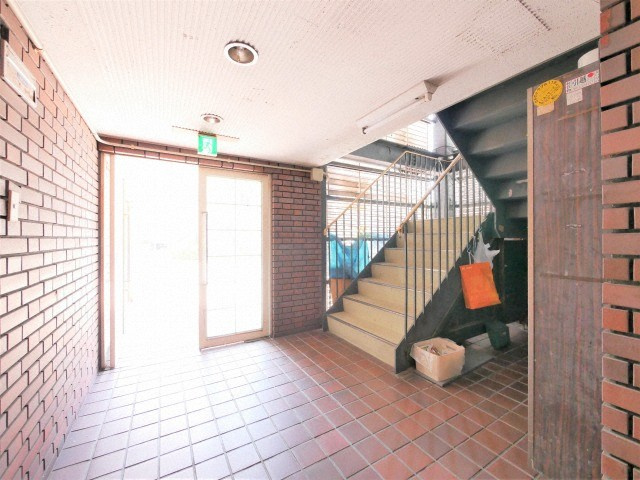 新橋ハイツのエントランス