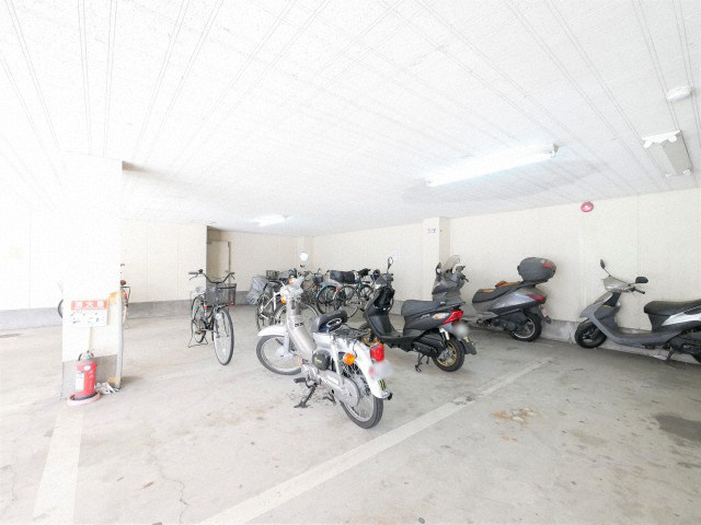 新橋ハイツの駐車場|イメージとして同建物他部屋を表示しています