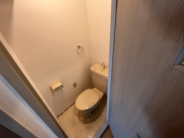 ロータリーマンション萱島西のトイレ|間取りが反転の同じマンションのお部屋です