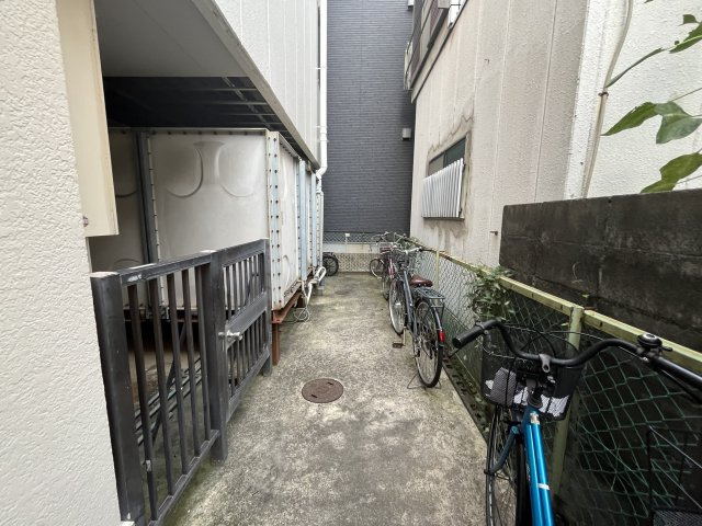 プレアール萱島の駐車場