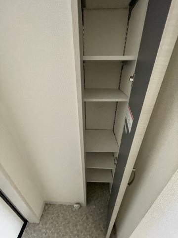 セレニティ八雲北町2丁目A棟の収納|イメージとして同マンション他部屋を表示しています