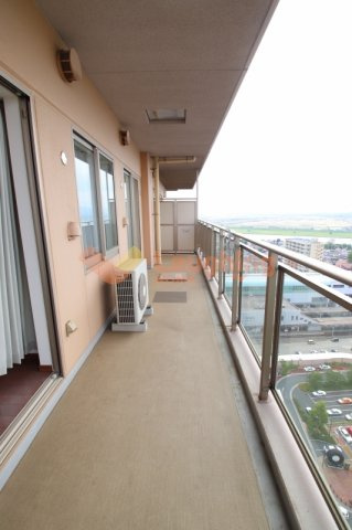 久留米市中央町の賃貸マンションのバルコニー|バルコニーからの眺めを楽しみながら食事をしませんか