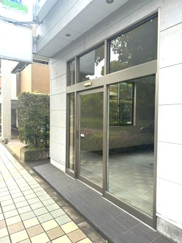 NKG143ビルの玄関
