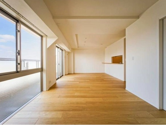 ★仲介手数料無料★グローリオタワー巣鴨（15階南西向き住戸・空室につき即入居可能）の居間・リビング