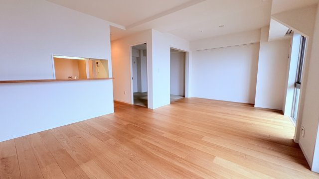 ★仲介手数料無料★グローリオタワー巣鴨（15階南西向き住戸・空室につき即入居可能）の居間・リビング
