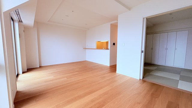 ★仲介手数料無料★グローリオタワー巣鴨（15階南西向き住戸・空室につき即入居可能）の居間・リビング