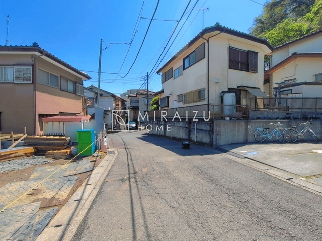 【前面道路含む現地写真】 | プライバシー性と開放感を高める住環境。陽当たりの良い開かれたロケーションを活かし、心地よい暮らしをプランニング

