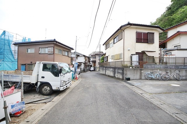 【周辺】 | 青々とした空の下、新築が立ち並びます。カースペースにゆとりがあり、住まう方々を穏やかな気持ちにさせてくれる、そんなお家です。見学・ご相談等、お気軽にご連絡下さい♪
