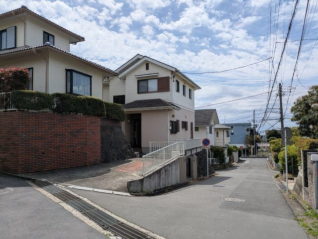 駅まで徒歩2分　高台　陽当たり良好の周辺|住宅街