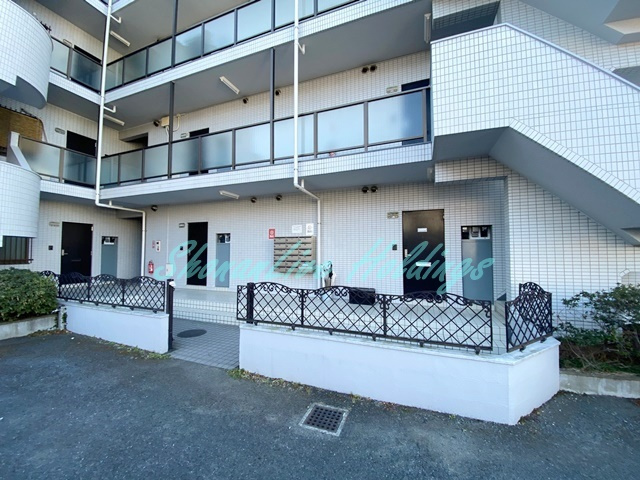 藤沢市本町３丁目の賃貸マンションのエントランス