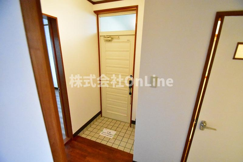 東大阪市玉串町東２丁目のアパートの玄関