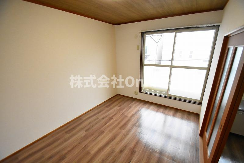 東大阪市玉串町東２丁目のアパートの洋室