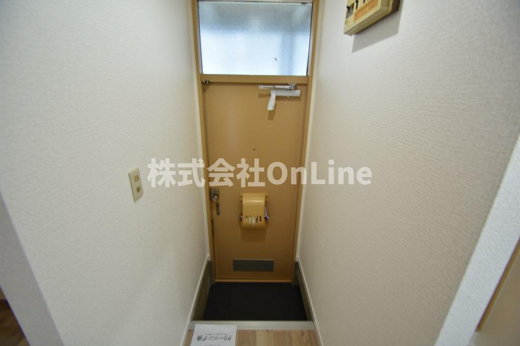 東大阪市吉松１丁目のアパートの玄関