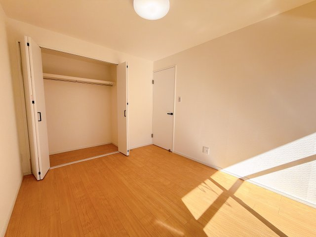 サンハイツ八事富士見の洋室|南西側の洋室です。
全部屋クローゼット付きで収納力も豊富です◎