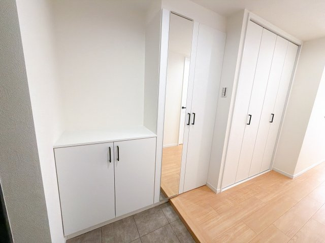 サンハイツ八事富士見の玄関|玄関です。
棚がたくさんあるので荷物がいっぱいあっても安心です！