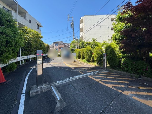 荘苑八事ビラージュ二番館の防犯設備|駐車場ゲート付きでセキュリティー面安心♪