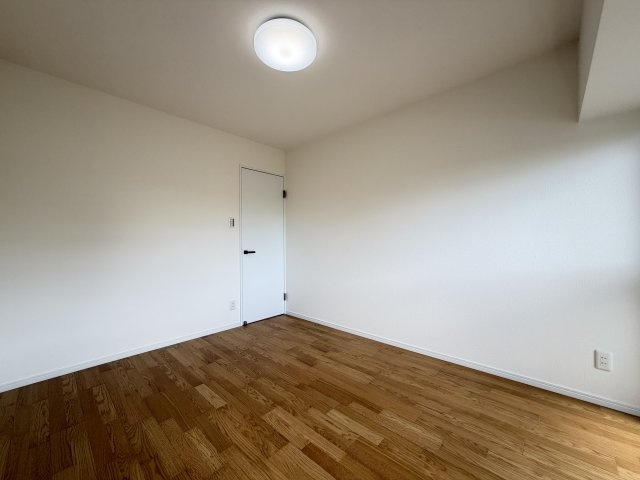 浄心ステーションビル南館の洋室|南側洋室別角度です。
南側バルコニーに面しているから明るくて暖かいです♪