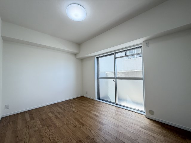 浄心ステーションビル南館の洋室|中側洋室別角度です。
南側バルコニーに面しているから明るくて暖かいです♪