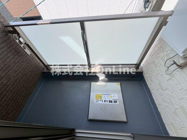 東大阪市近江堂３丁目のアパートのバルコニー
