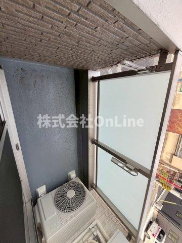 東大阪市近江堂３丁目のアパートのバルコニー