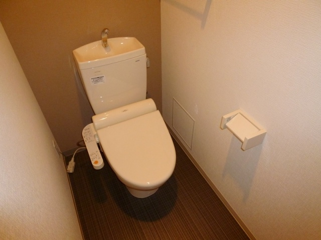 温水洗浄便座付きのトイレです♪