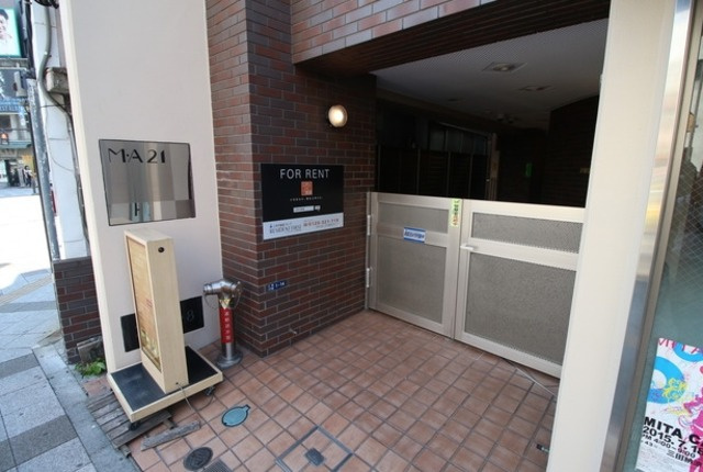 港区三田３丁目の賃貸マンションのエントランス